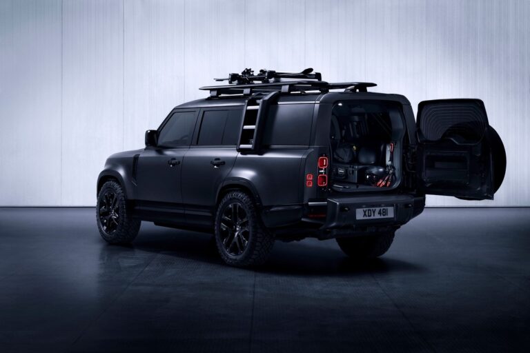 Land Rover Defender 130 Outbound: immagini ufficiali