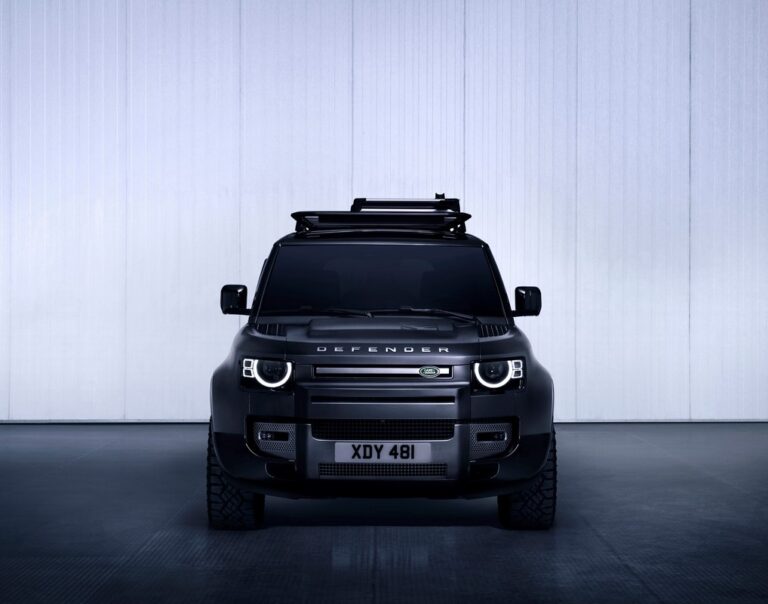Land Rover Defender 130 Outbound: immagini ufficiali