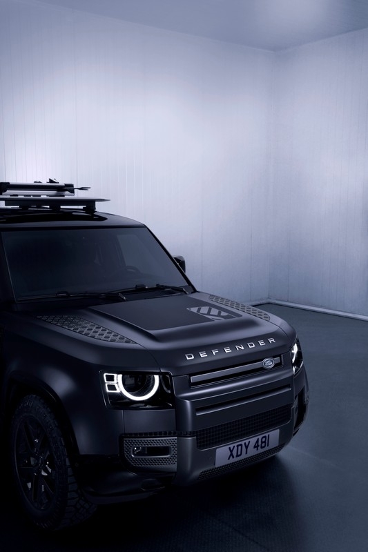 Land Rover Defender 130 Outbound: immagini ufficiali