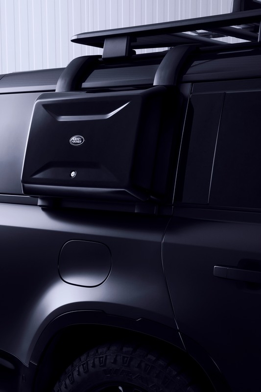 Land Rover Defender 130 Outbound: immagini ufficiali