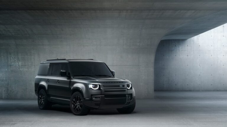Land Rover Defender 130 Outbound: immagini ufficiali