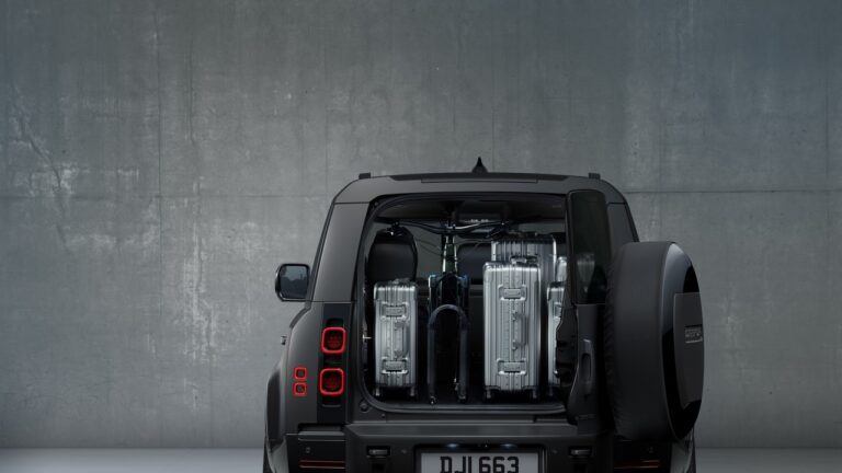 Land Rover Defender 130 Outbound: immagini ufficiali