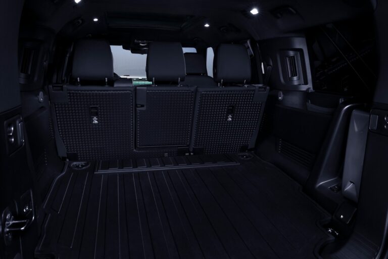 Land Rover Defender 130 Outbound: immagini ufficiali