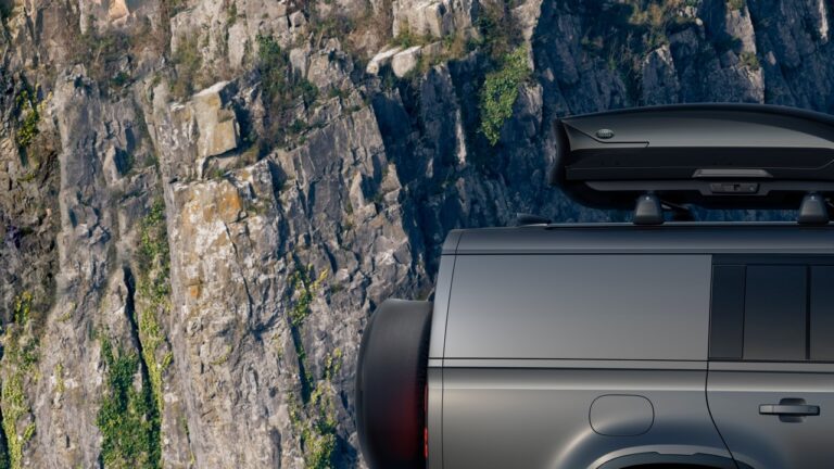 Land Rover Defender 130 Outbound: immagini ufficiali