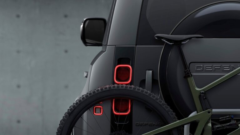 Land Rover Defender 130 Outbound: immagini ufficiali