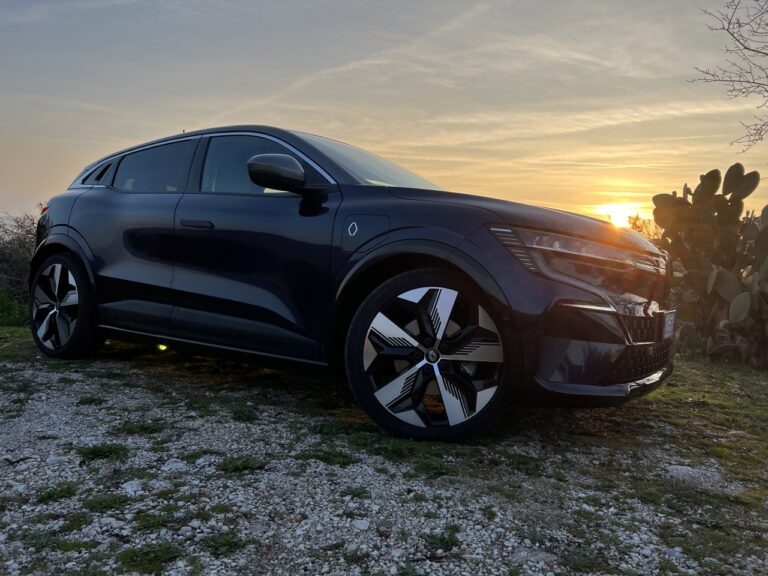 Renault Megane E-Tech: le foto