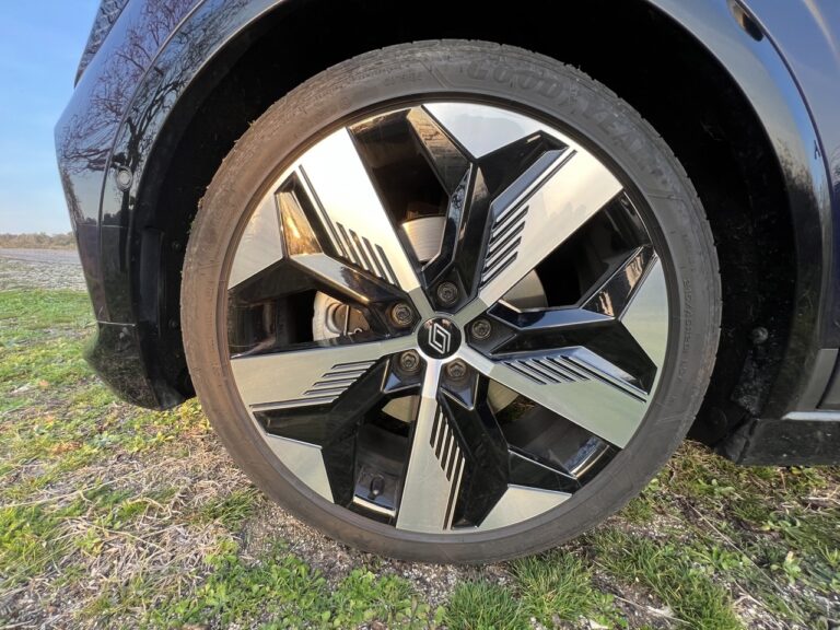 Renault Megane E-Tech: le foto