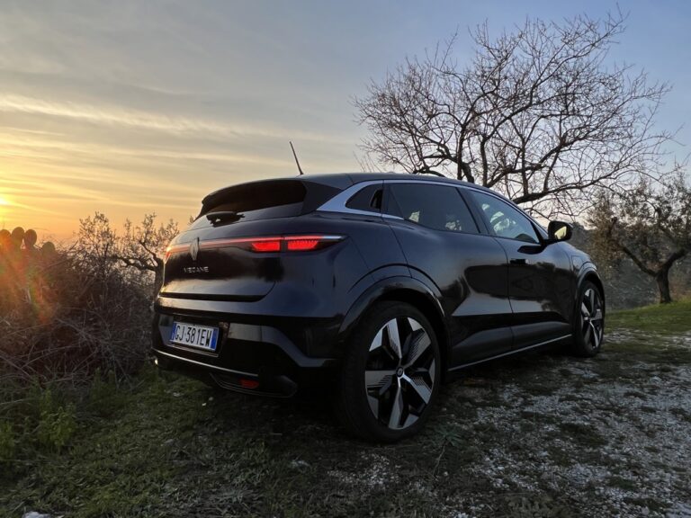 Renault Megane E-Tech: le foto