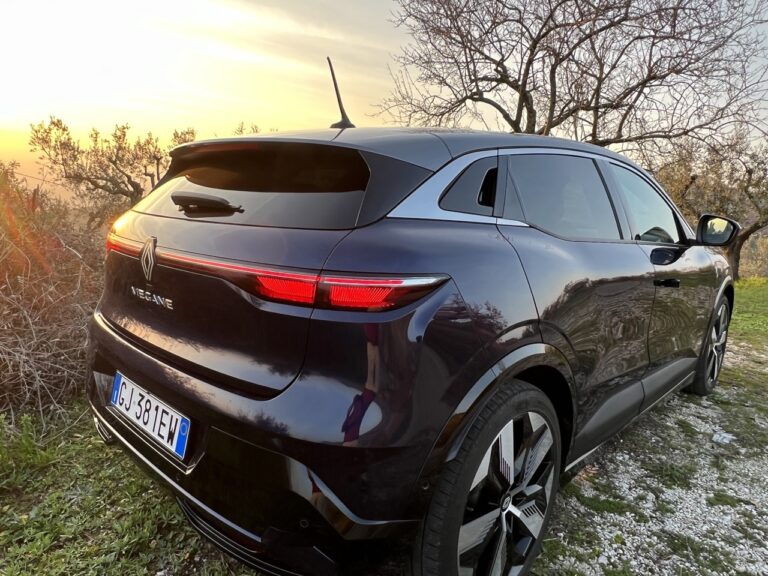 Renault Megane E-Tech: le foto