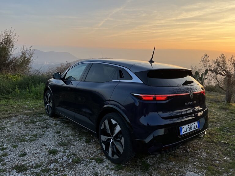 Renault Megane E-Tech: le foto