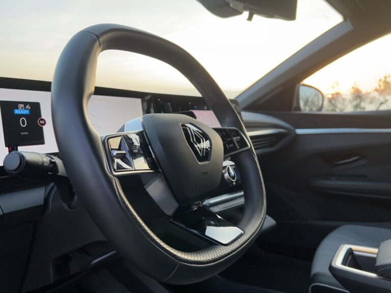 Renault Megane E-Tech: le foto