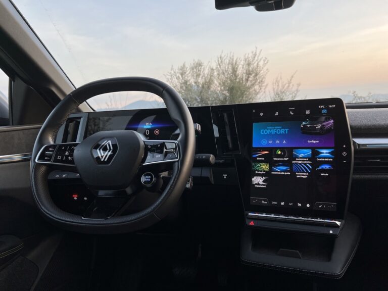Renault Megane E-Tech: le foto