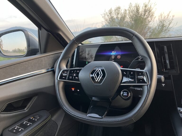 Renault Megane E-Tech: le foto
