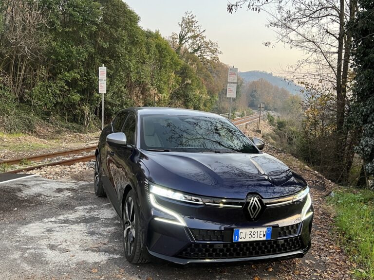 Renault Megane E-Tech: le foto