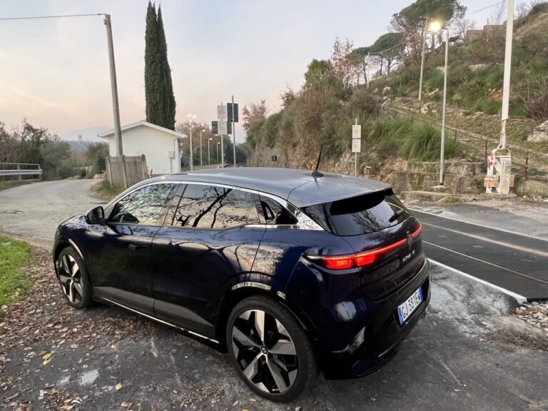 Renault Megane E-Tech: le foto