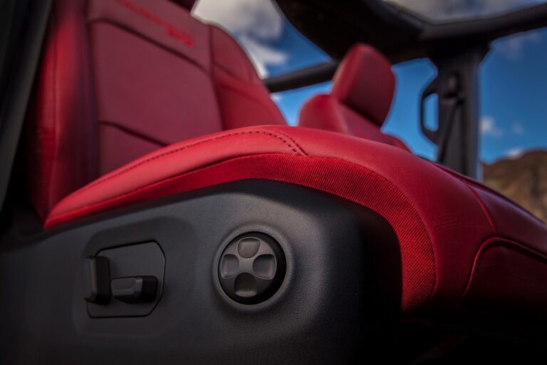 Jeep Wrangler MY24: le immagini ufficiali