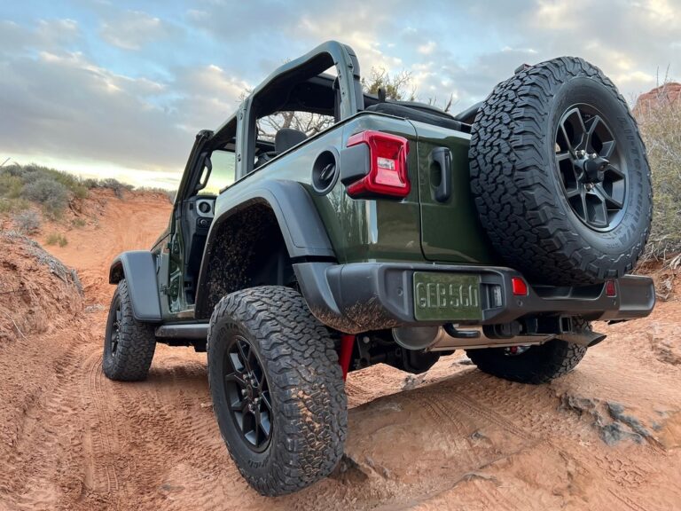 Jeep Wrangler MY24: le immagini ufficiali