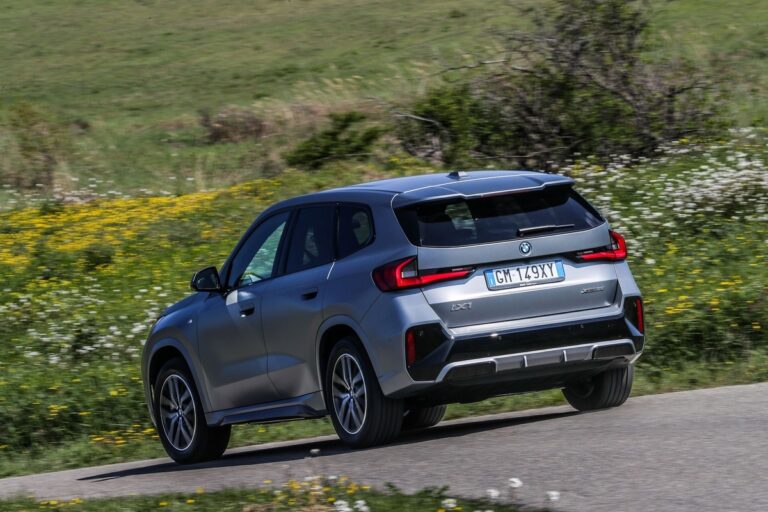BMW iX1 in prova: le immagini