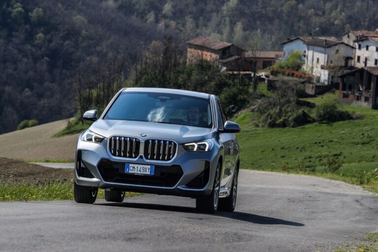 BMW iX1 in prova: le immagini