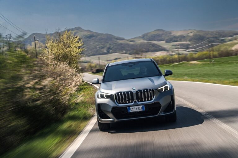 BMW iX1 in prova: le immagini