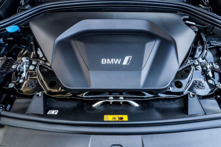 BMW iX1 in prova: le immagini