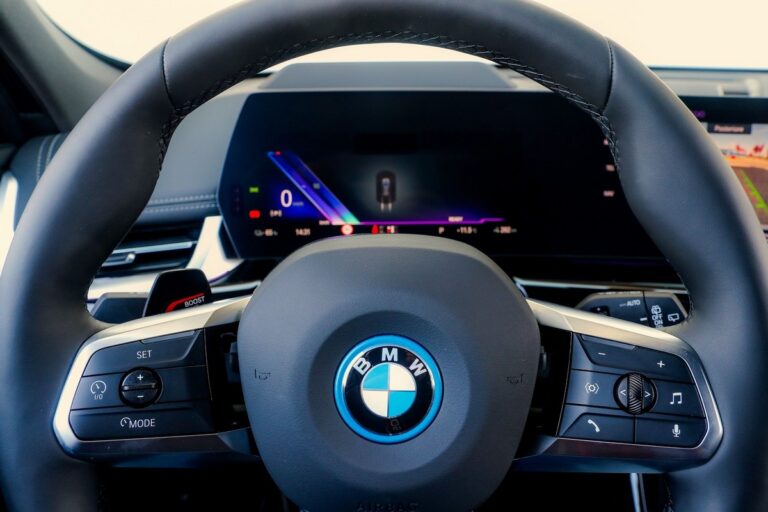 BMW iX1 in prova: le immagini
