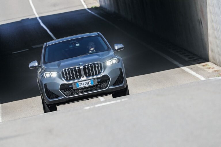 BMW iX1 in prova: le immagini