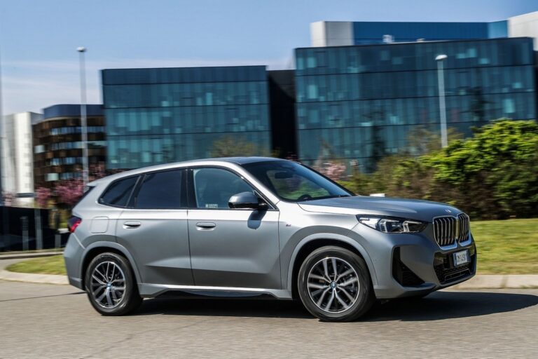 BMW iX1 in prova: le immagini
