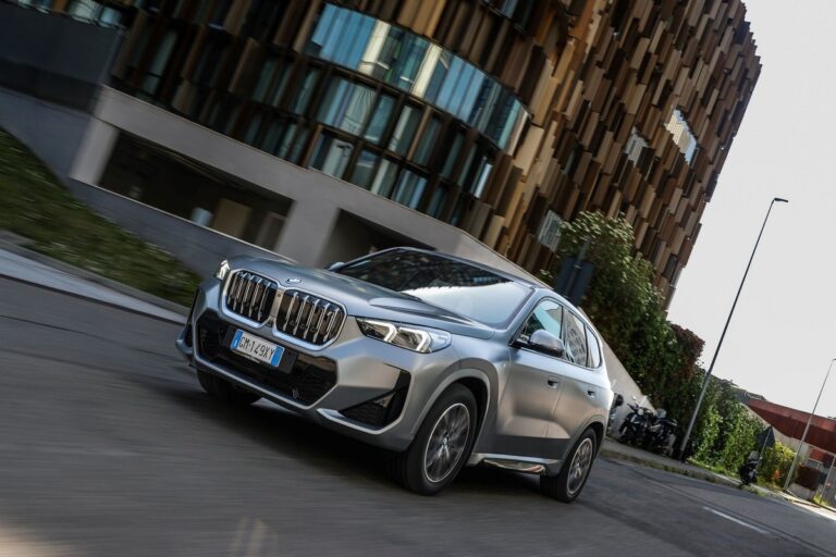 BMW iX1 in prova: le immagini