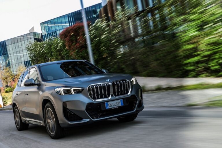 BMW iX1 in prova: le immagini