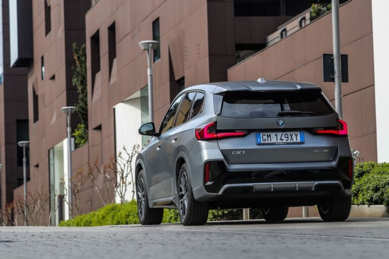 BMW iX1 in prova: le immagini