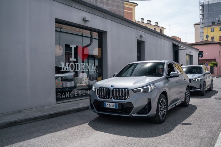 BMW iX1 in prova: le immagini