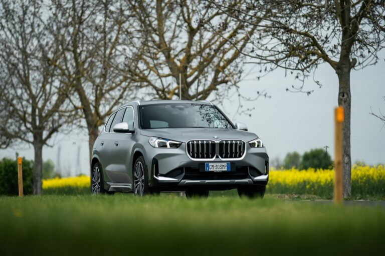 BMW iX1 in prova: le immagini