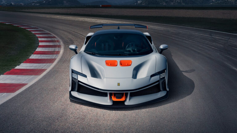 Ferrari SF90XX Stradale e Spider: le foto ufficiali