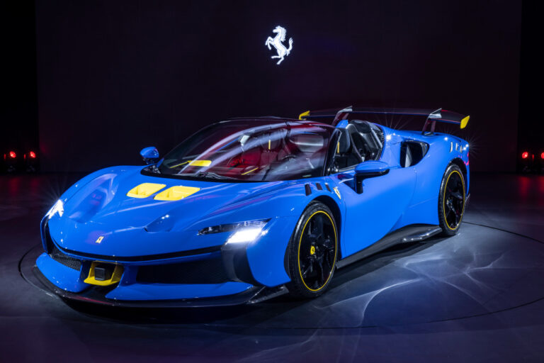 Ferrari SF90XX Stradale e Spider: le foto ufficiali
