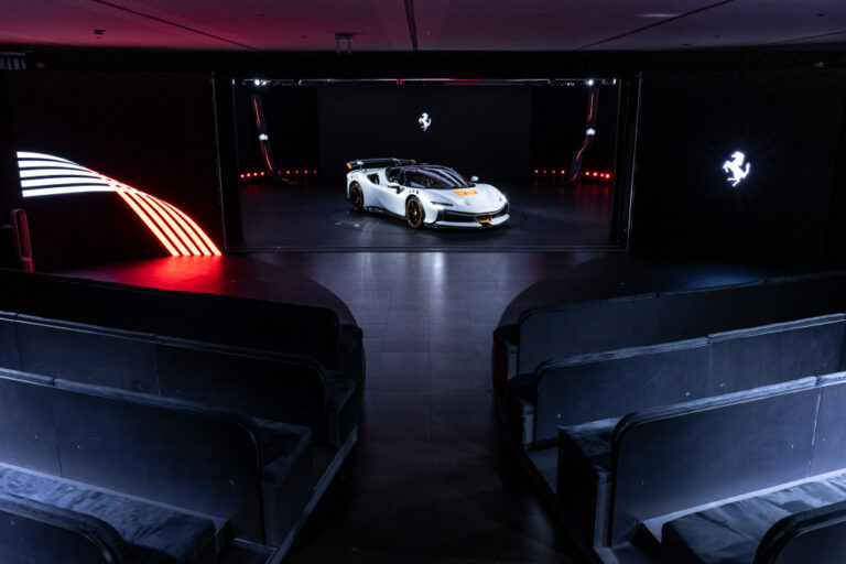 Ferrari SF90XX Stradale e Spider: le foto ufficiali