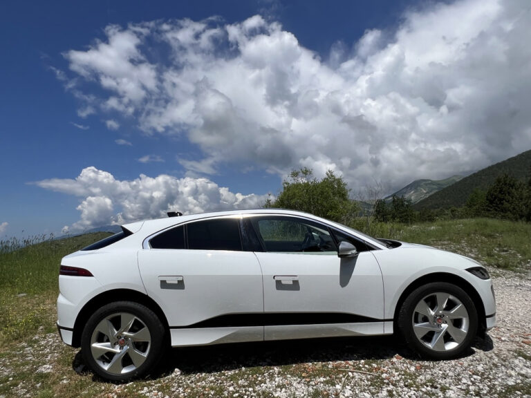 Jaguar I-Pace: le foto della prova su strada