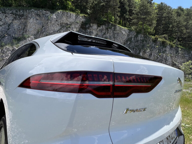 Jaguar I-Pace: le foto della prova su strada