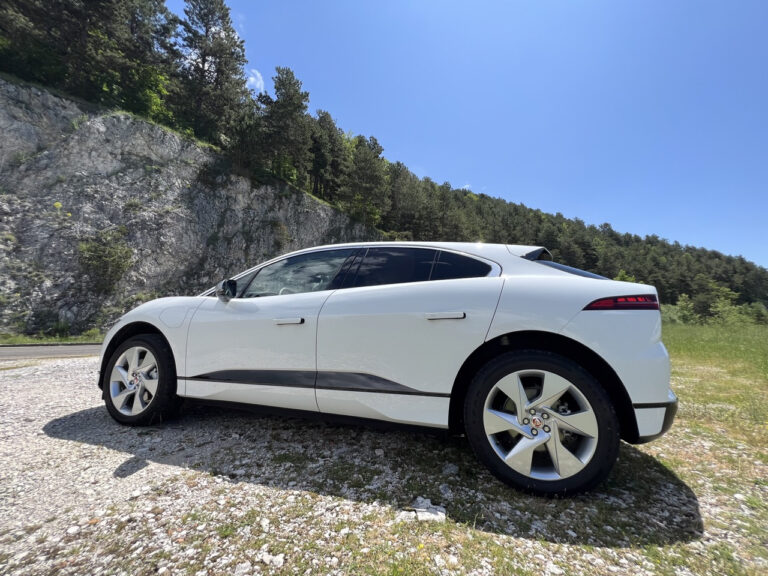 Jaguar I-Pace: le foto della prova su strada