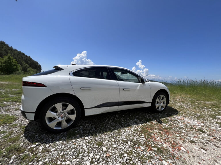 Jaguar I-Pace: le foto della prova su strada