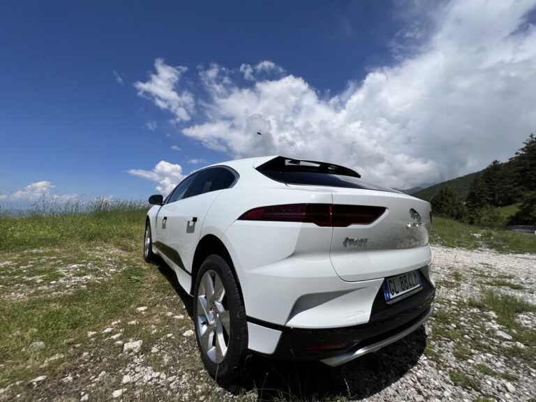 Jaguar I-Pace: le foto della prova su strada
