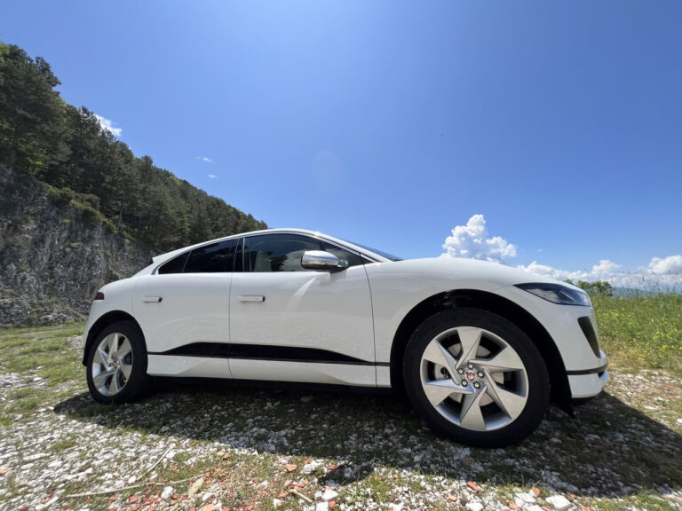 Jaguar I-Pace: le foto della prova su strada
