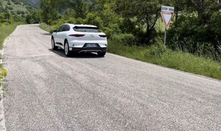 Jaguar I-Pace: le foto della prova su strada