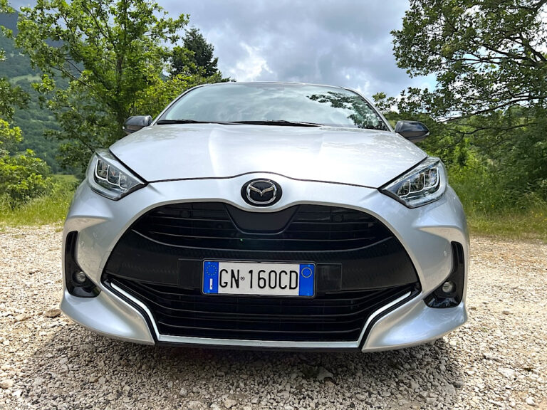 Mazda 2 Hybrid: le foto della prova su strada