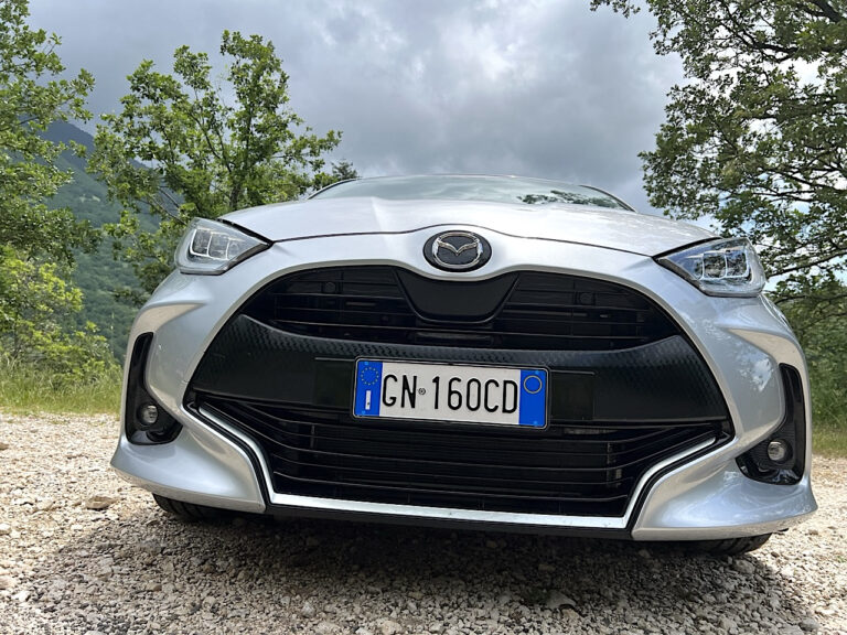 Mazda 2 Hybrid: le foto della prova su strada