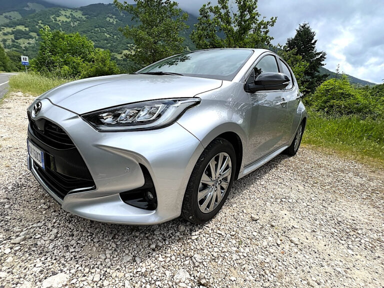 Mazda 2 Hybrid: le foto della prova su strada