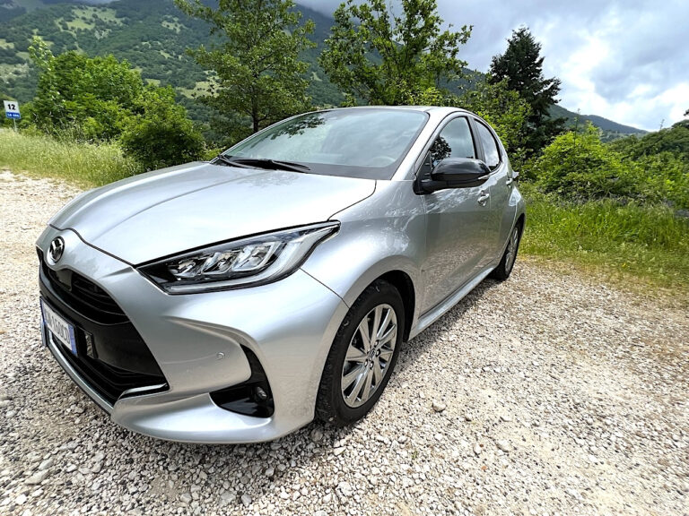 Mazda 2 Hybrid: le foto della prova su strada