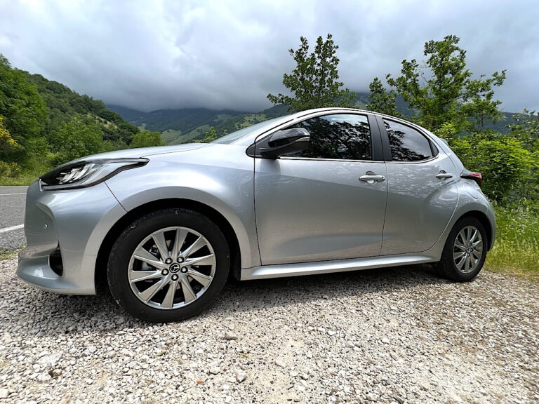 Mazda 2 Hybrid: le foto della prova su strada