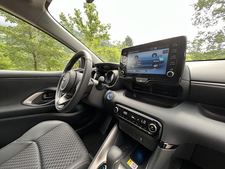 Mazda 2 Hybrid: le foto della prova su strada