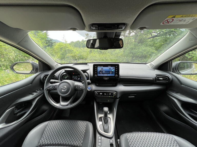Mazda 2 Hybrid: le foto della prova su strada